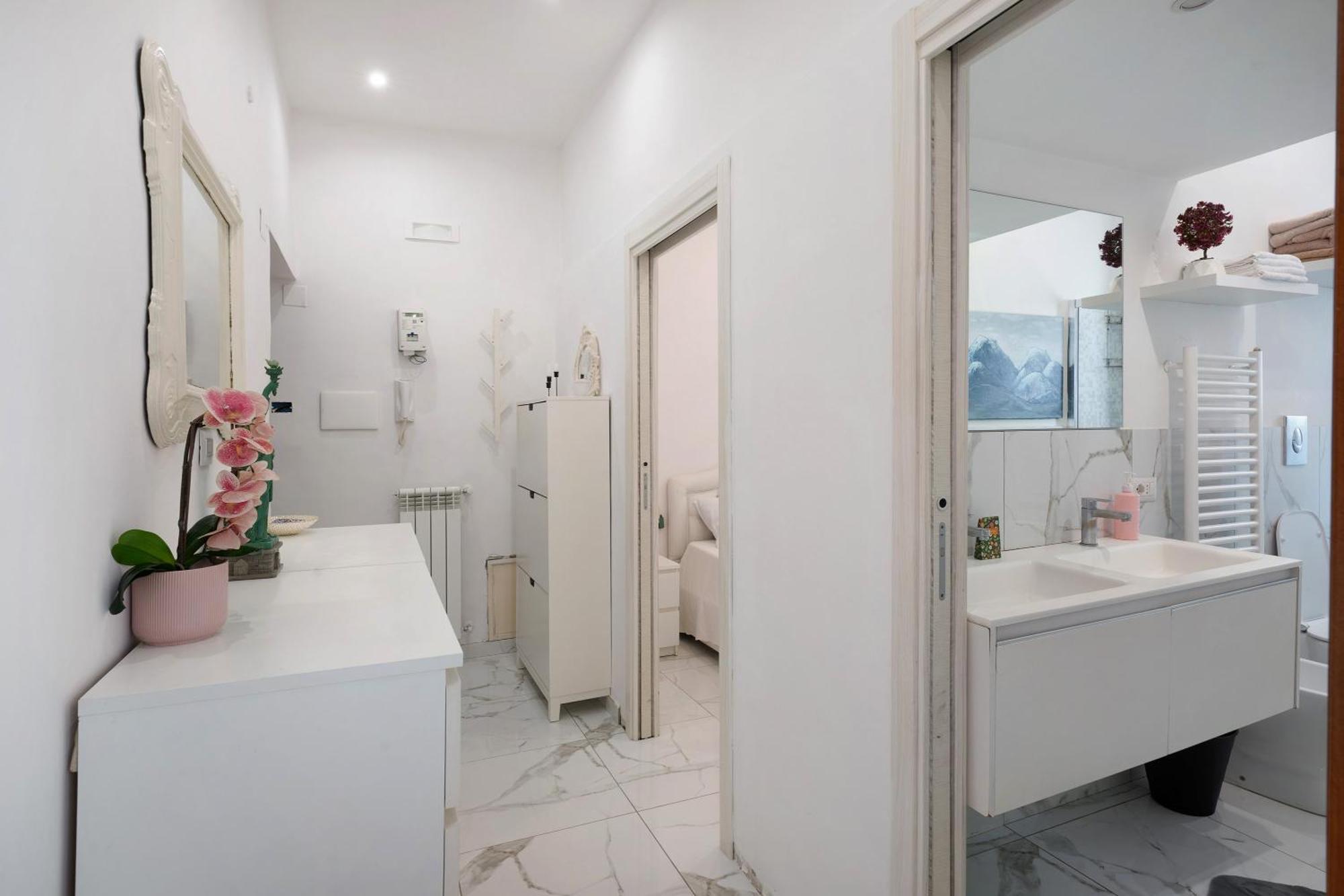 Whiteandblacknapoli Apartment